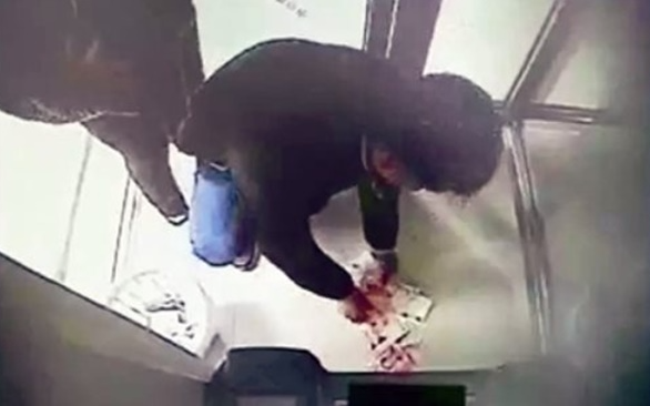 Cây ATM tự động “phun” hơn 11 triệu đồng, 2 phút sau 30 tờ tiền biến mất: Công an dùng nhiều biện pháp nghiệp vụ truy tìm 1 cặp vợ chồng