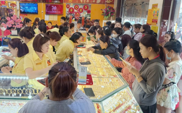 Xếp hàng mua vàng cầu may, vừa mua đã lỗ