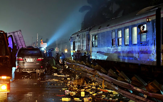 Hiện trường vụ xe tải bị tàu hỏa "vò nát", 2 người thương vong