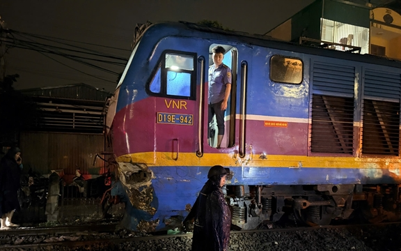 Vụ tàu SE3 tông xe tải ở Hà Nội, 2 người thương vong: Ai phải chịu trách nhiệm?