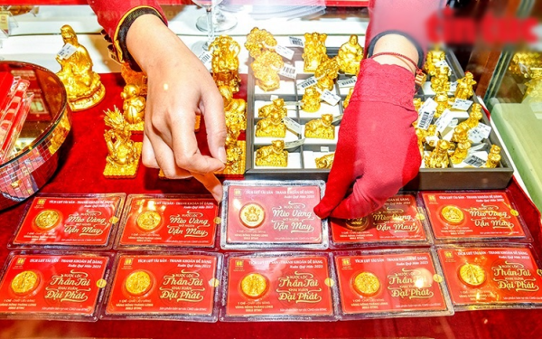 Giá vàng hôm nay (26/2): Người dân xếp hàng xuyên đêm ngày vía Thần Tài và chuyện ông lão 70 tuổi 16 năm đi mua vàng