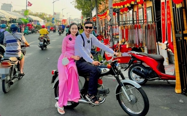 Hai nam diễn viên kết hôn lần đầu ở tuổi U50, đều lấy vợ trẻ là fan cứng kém gần 30 tuổi