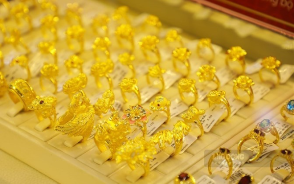 Giá vàng thế giới biến động mạnh cuối tháng 2