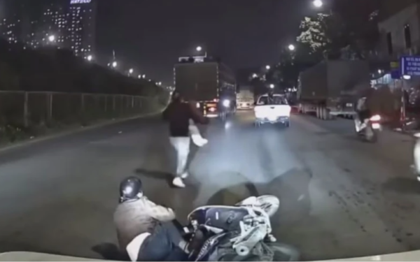 CSGT truy tìm tài xế ô tô bán tải chèn ép vợ chồng đi xe máy ngã xuống đường