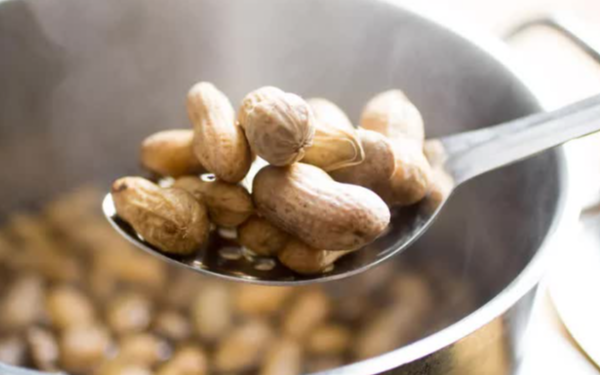 Người phụ nữ 56 tuổi mỗi ngày đều ăn 1 nắm lạc luộc, nửa năm đi khám, kết quả khiến bác sĩ bất ngờ