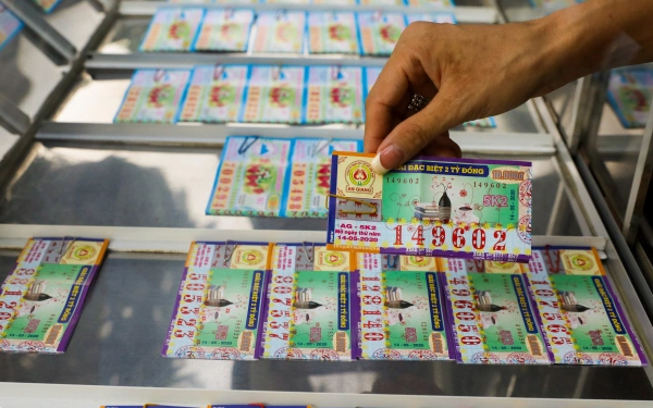 Vé số 10.000 đồng tặng cho 18 nhân viên không ngờ trúng giải 2 tỷ đồng: Ông chủ hứa chia đều rồi đổi ý, bí mật thay camera