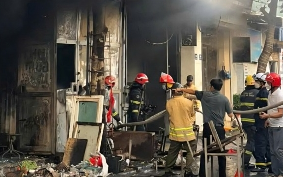 Hà Nội: Cháy lớn do nổ cầu dao điện