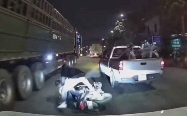 Ép ngã xe máy trên Vành đai 3: Tài xế bán tải đối diện nguy cơ bị xử lý hình sự