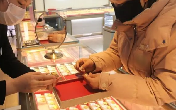 Cặp vợ chồng bán nhà, mang 5,6 tỷ đi mua vàng giữa lúc giá đạt đỉnh, nhân viên lập tức dừng giao dịch