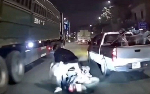 Ô tô tạt đầu gây nguy hiểm cho người đi xe máy ở Hà Nội: Có thể xử lý hình sự