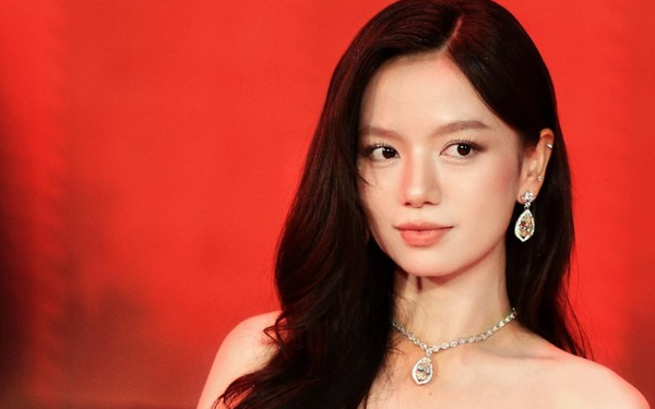 Mỹ nhân Việt đẹp cỡ này mà bị bỏ quên 10 năm trời, cứ xuất hiện là được "phong thần", Hoa hậu đứng cạnh cũng phải dè chừng