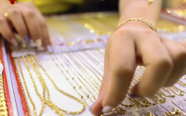 Giá vàng hôm nay mới nhất (2/3) tăng vọt: Nhà vàng vừa mở bán đã thông báo tạm hết hàng