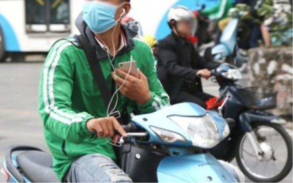 Đi xe máy, đeo tai nghe một bên để Google Maps chỉ đường có bị phạt?