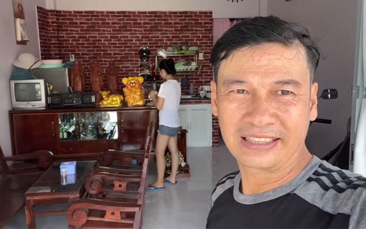 "Tiết Cương keo kiệt" lên hot search, vợ kém 26 tuổi phơi bày luôn loạt sự thật trong căn nhà cấp 4 ở Tây Ninh