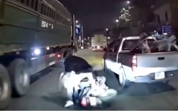 Cả gia đình đi xe máy bị ô tô bán tải chèn ngã ở Hà Nội: Vợ cầm lái, chồng chỉ nói một câu về tài xế