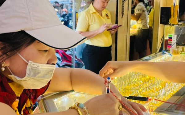 Giá vàng hôm nay, 3-3: Sụt giảm sâu