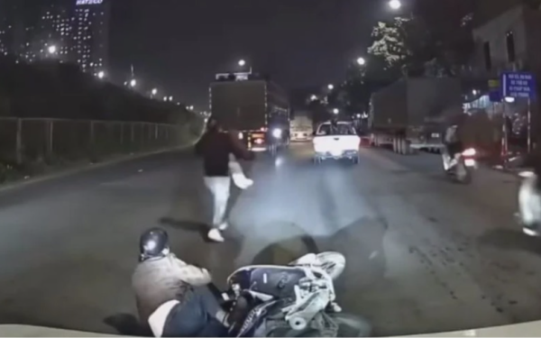 Ba người may mắn thoát nạn sau khi bị tạt đầu: Có thể xem xét hành vi 