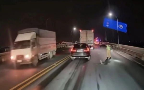 Nóng: Người đàn ông đi xe đạp tử vong thương tâm tại cầu Thăng Long, thi thể không nguyên vẹn