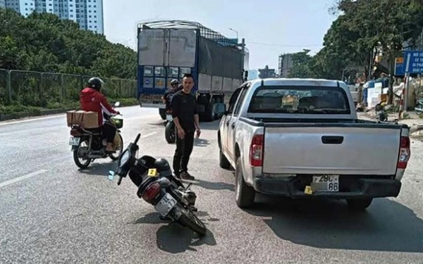 Công an làm việc, dựng lại hiện trường vụ xe bán tải "tạt đầu" chèn ngã người đi xe máy chở trẻ em