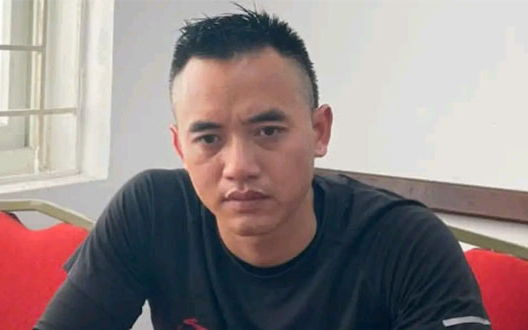 Chèn ép xe máy ngã sát bánh xe tải: Tài xế bán tải có thể đối mặt khung hình phạt nào?