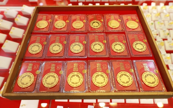 Vàng thế giới sập mạnh, mất hơn 200 USD/ounce ngay khi mở cửa