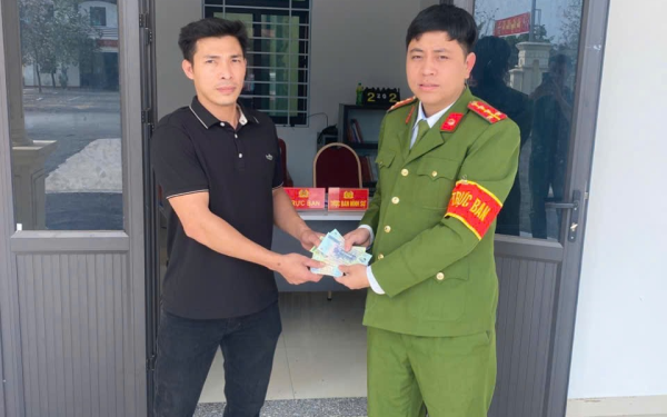 Phát hiện loạt tiền mặt 500k nằm chơ vơ bên đường, công an mời người đàn ông SN 1987 lên làm việc