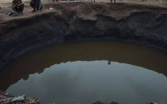 Bé gái bị đuối nước, 5 người nhảy xuống cứu, tất cả đều tử vong