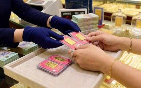 Giá vàng hôm nay mới nhất (5/3) tăng trở lại: Nhà vàng "cháy hàng", người mua vẫn xếp hàng dài