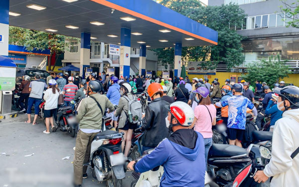 Lo giá xăng tăng cao, nhiều người xếp hàng 30 phút chờ đổ đầy bình
