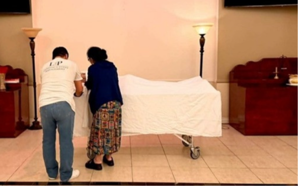 Xót xa hình ảnh mẹ ca sĩ Kasim Hoàng Vũ đau đớn bên thi hài con trai