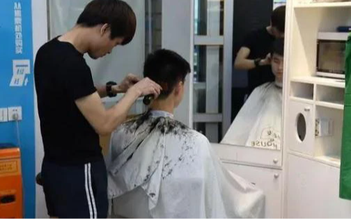 Cháu trai đi cắt tóc, cậu qua đời vì tai nạn hôm sau: Người mợ kiện đòi bồi thường 3,5 tỷ vì tạo điềm gở "gián tiếp giết người"