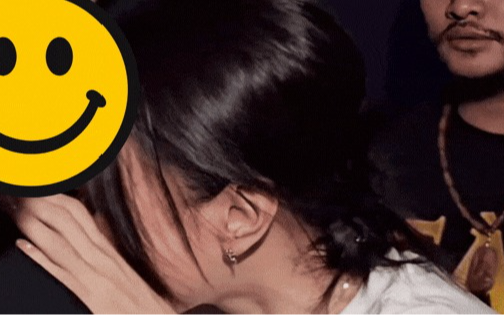 Bắt gặp Mỹ Tâm dựa đầu vào vai một người đàn ông khóc như mưa, nhưng đó không phải là Mai Tài Phến