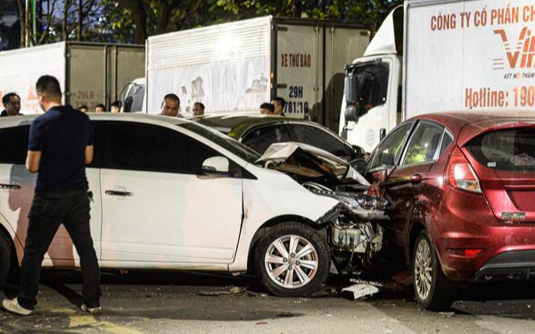Ô tô tông liên hoàn trên phố ở Hà Nội, nhiều người bị thương: Tài xế qua lời kể của nhân chứng