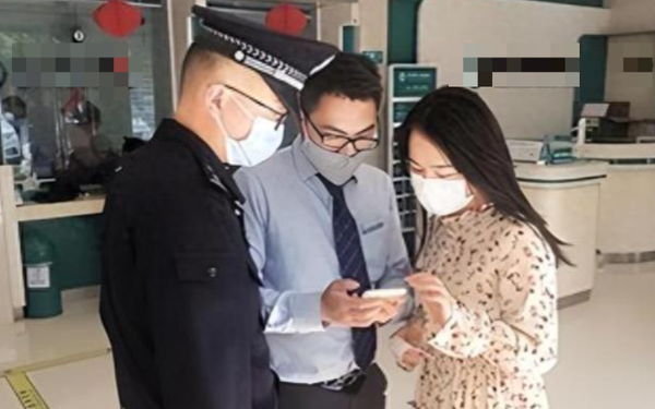 Chuyển khoản 22 tỷ đồng cho bạn vay, 3 tiếng sau người phụ nữ nhận được cuộc gọi của cảnh sát: "Chúng tôi đang giữ 5,9kg vàng của cô"