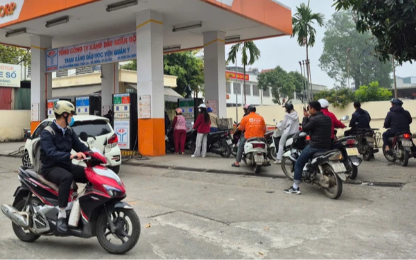 Giá xăng chiều nay vượt 27.000 đồng/lít