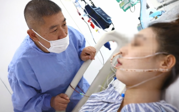 Nữ nhân viên văn phòng 40 tuổi mắc cùng lúc 3 loại ung thư: Bác sĩ cảnh báo thói quen mỗi đêm của nhiều người có thể phá vỡ hệ miễn dịch