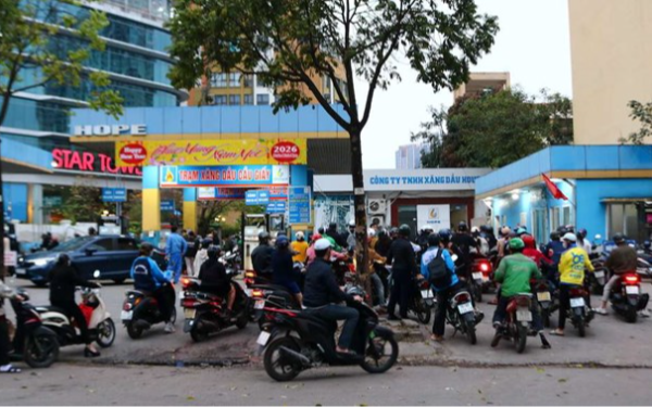 Hà Nội thông tin về 17 cây xăng đóng cửa, bán hàng hạn chế