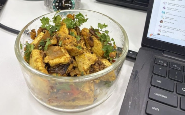 Hạt vi nhựa có thể “chất đầy não” nếu làm hành động này khi ăn, tình trạng cực phổ biến với dân văn phòng