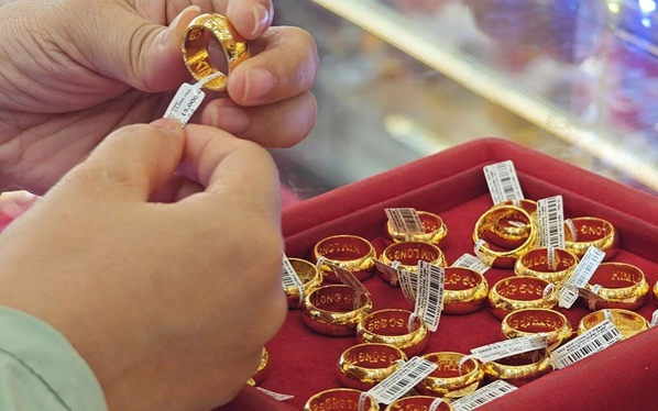 Giá vàng hôm nay 9/3: Giá giảm mạnh, người mua vàng nhẫn lỗ 9 triệu đồng/lượng sau 1 tuần