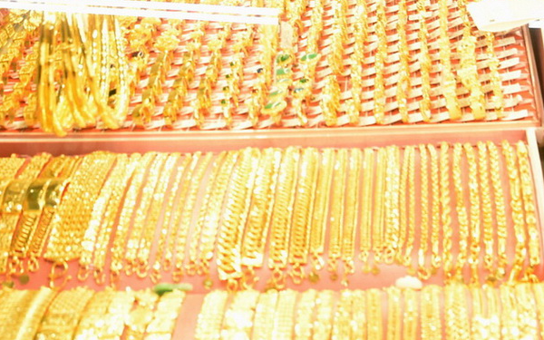 Giá vàng sụt giảm, cửa hàng vàng chật kín khách giao dịch