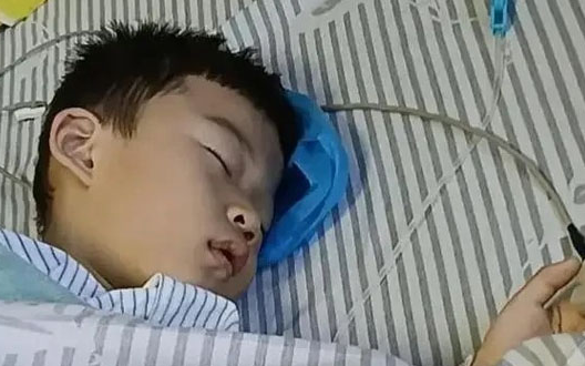 Bé trai 12 tuổi TQ bị ung thư giai đoạn cuối vì ông bà nội chiều, thường xuyên cho cháu ăn món mà nhiều trẻ em Việt thích