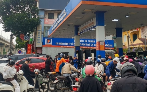 Xuất hiện tình trạng người dân vùng biên giới Campuchia, Lào sang Việt Nam mua xăng