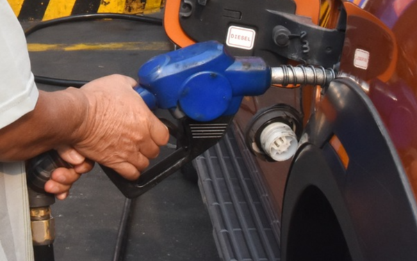 Xăng RON95 vượt 29.000 đồng/lít từ đêm 10/3