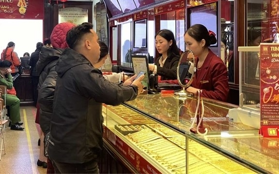 Giá vàng tăng, người dân đi từ sớm xếp hàng mua vàng nhẫn