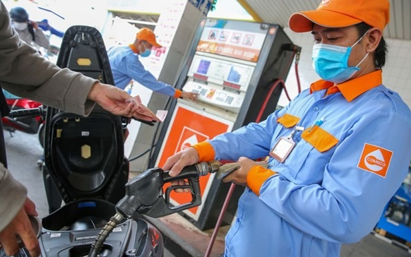 Giá dầu thế giới giảm, vì sao xăng dầu trong nước chưa thể "hạ nhiệt"?