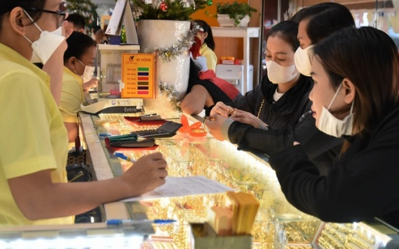 Giá vàng hôm nay 12/3: USD tăng giá, vàng quay đầu đi xuống