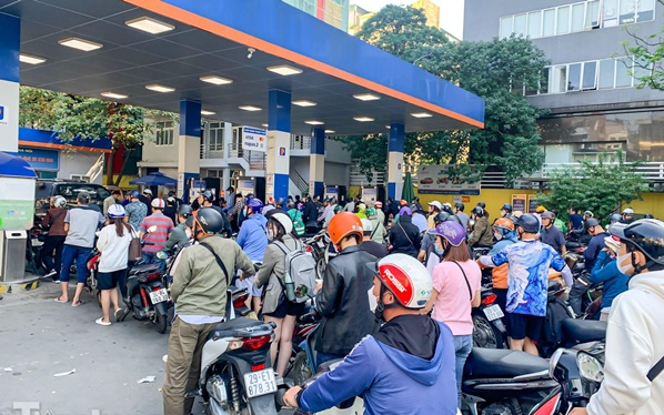 Giá dầu thế giới lại vọt trên 100 USD/thùng bất chấp hàng loạt nước xả kho dự trữ