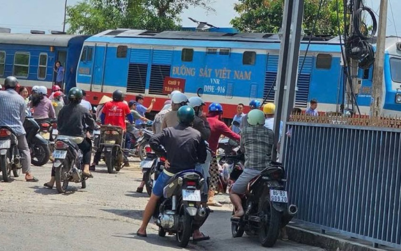 Cục CSGT lên tiếng về clip "ma che mắt" loạt tài xế vượt đường ray tàu hỏa khi chuông báo