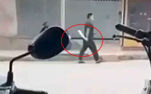 Danh tính đối tượng chém người ở quán cafe rồi cầm hung khí đi "dạo phố", nạn nhân bị thương nặng