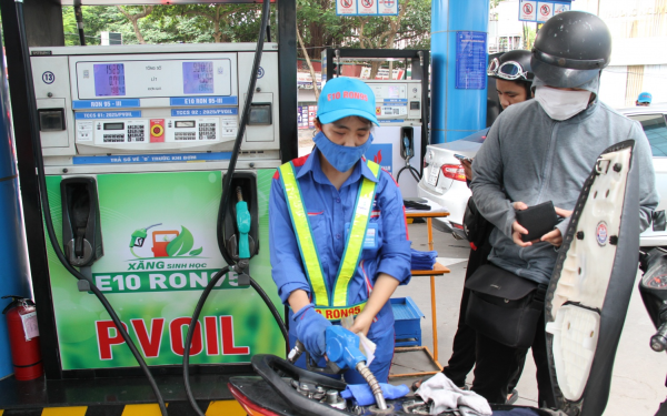 Giá xăng giảm mạnh, RON95-III xuống còn 25.240 đồng/lít